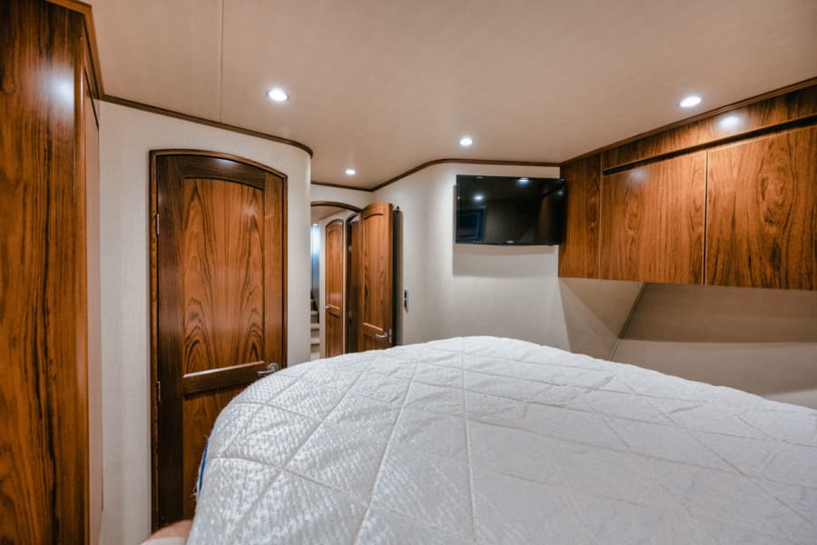 2016 Viking 62 Convertible