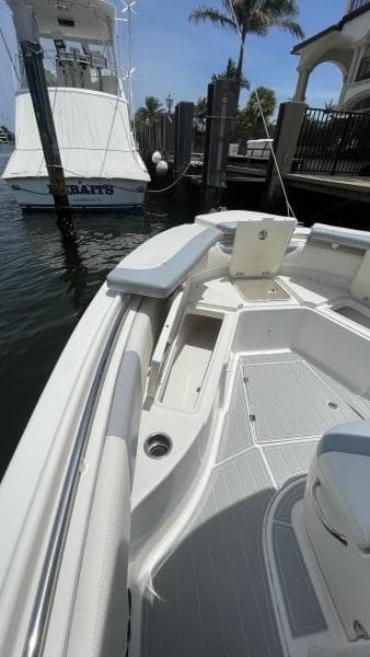 2016 Robalo R242