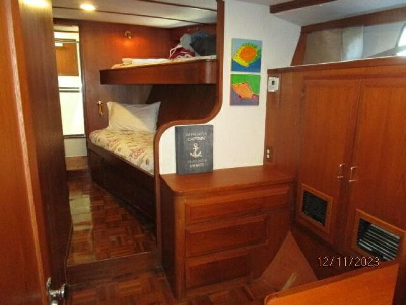 72' DeFever forward guest stateroom1