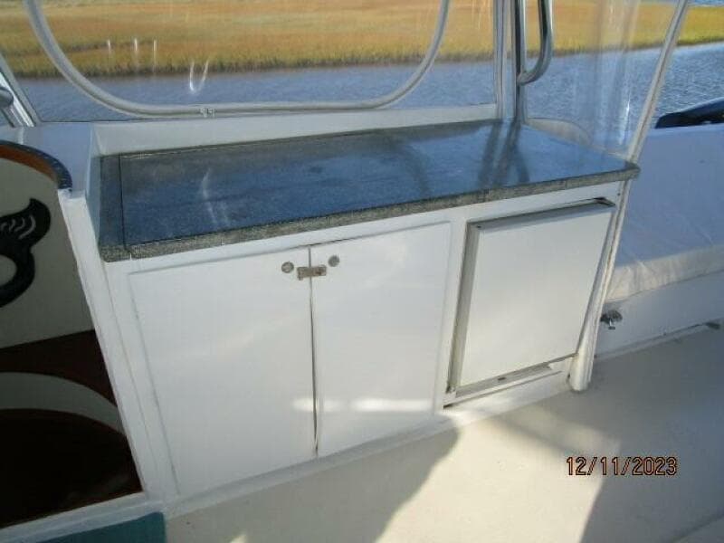 72' DeFever flybridge bar1
