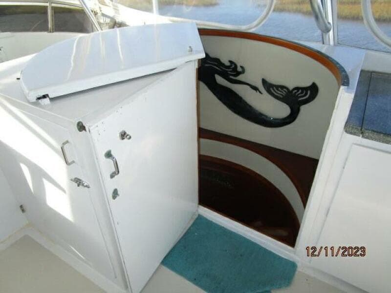 72' DeFever flybridge-pilothouse stairs