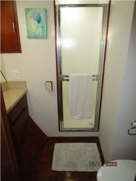 72' DeFever port forward guest stateroom head