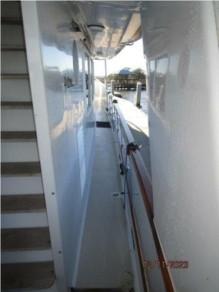 72' DeFever starboard side deck1