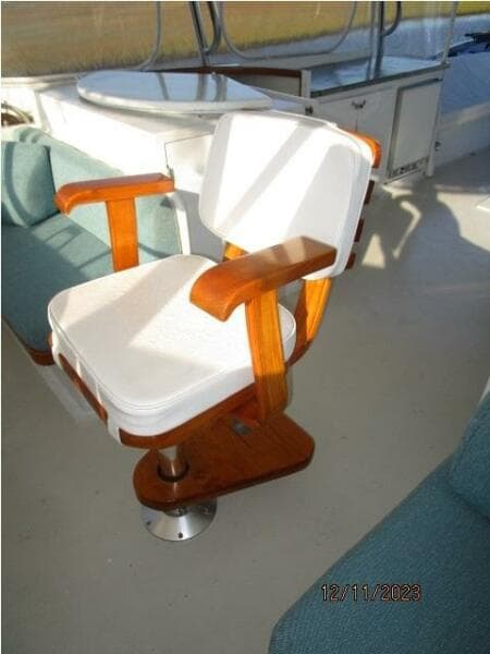 72' DeFever flybridge helmseat