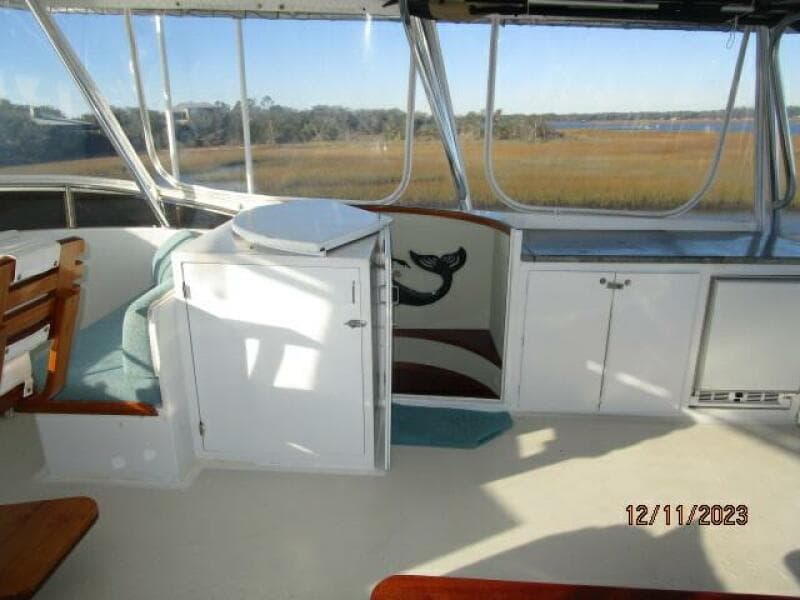 72' DeFever flybridge starboard