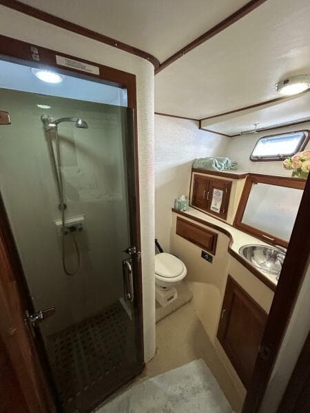 57' DeFever forward guest stateroom head-shower