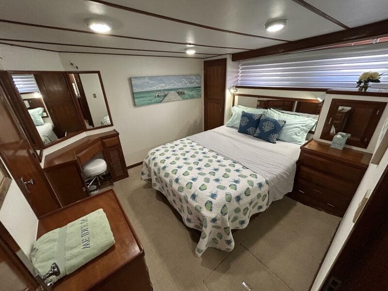 57' DeFever mid guest stateroom