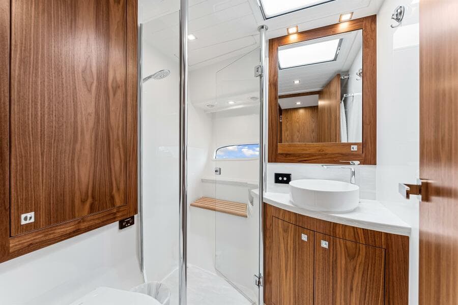 2022 Riviera 6000 Sport Yacht Platinum Edition