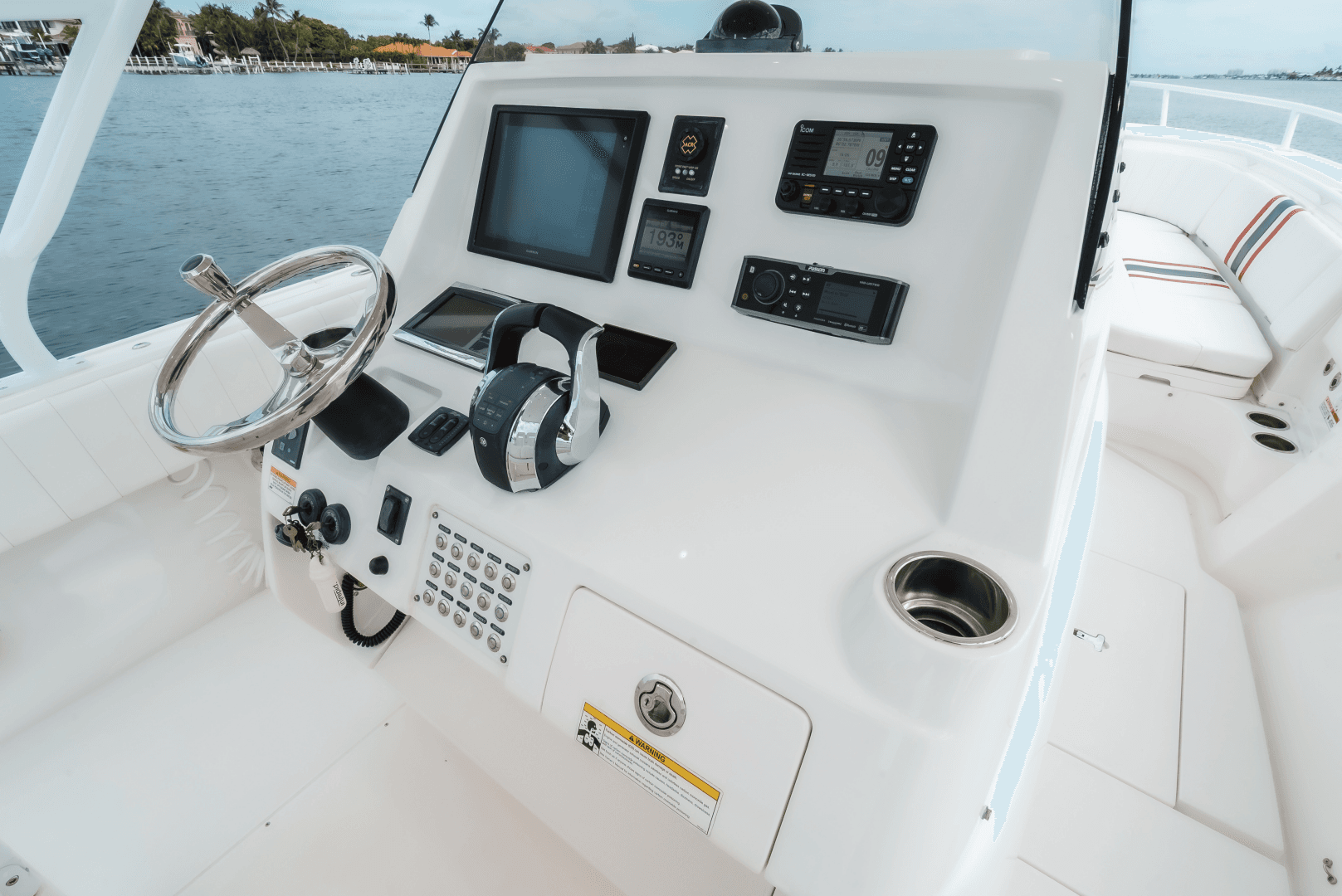 2015 Intrepid 327CC