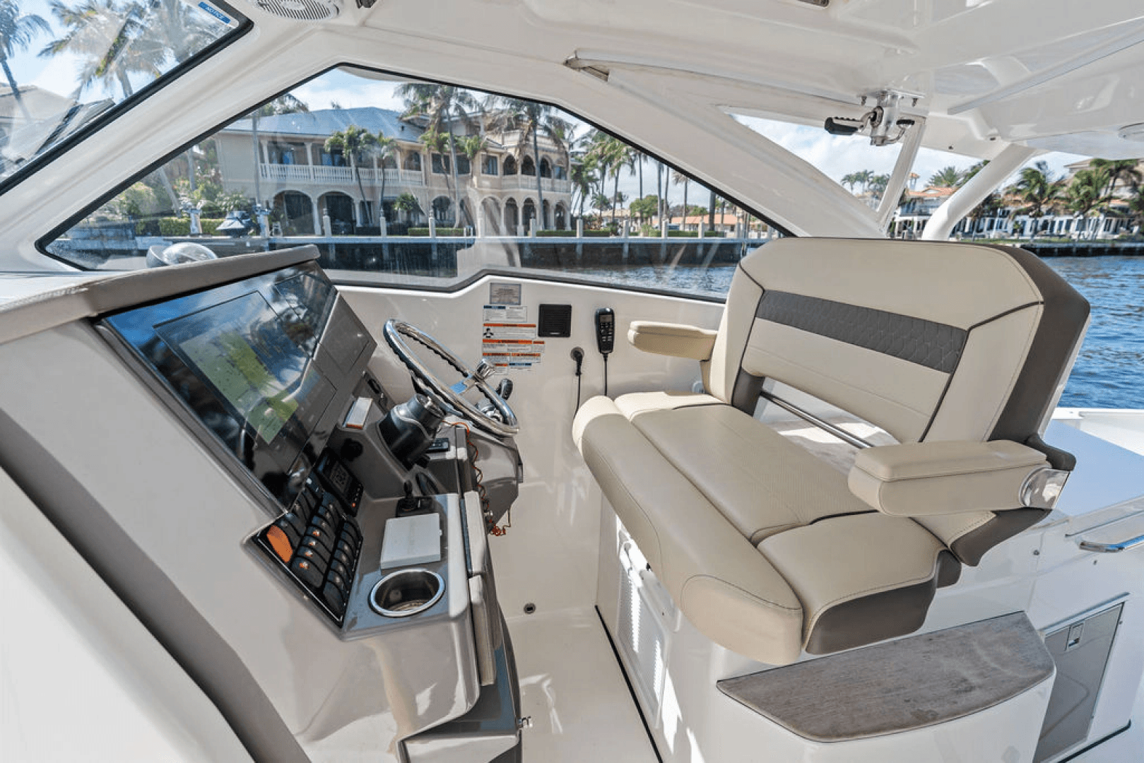 2019 Pursuit 365 DC