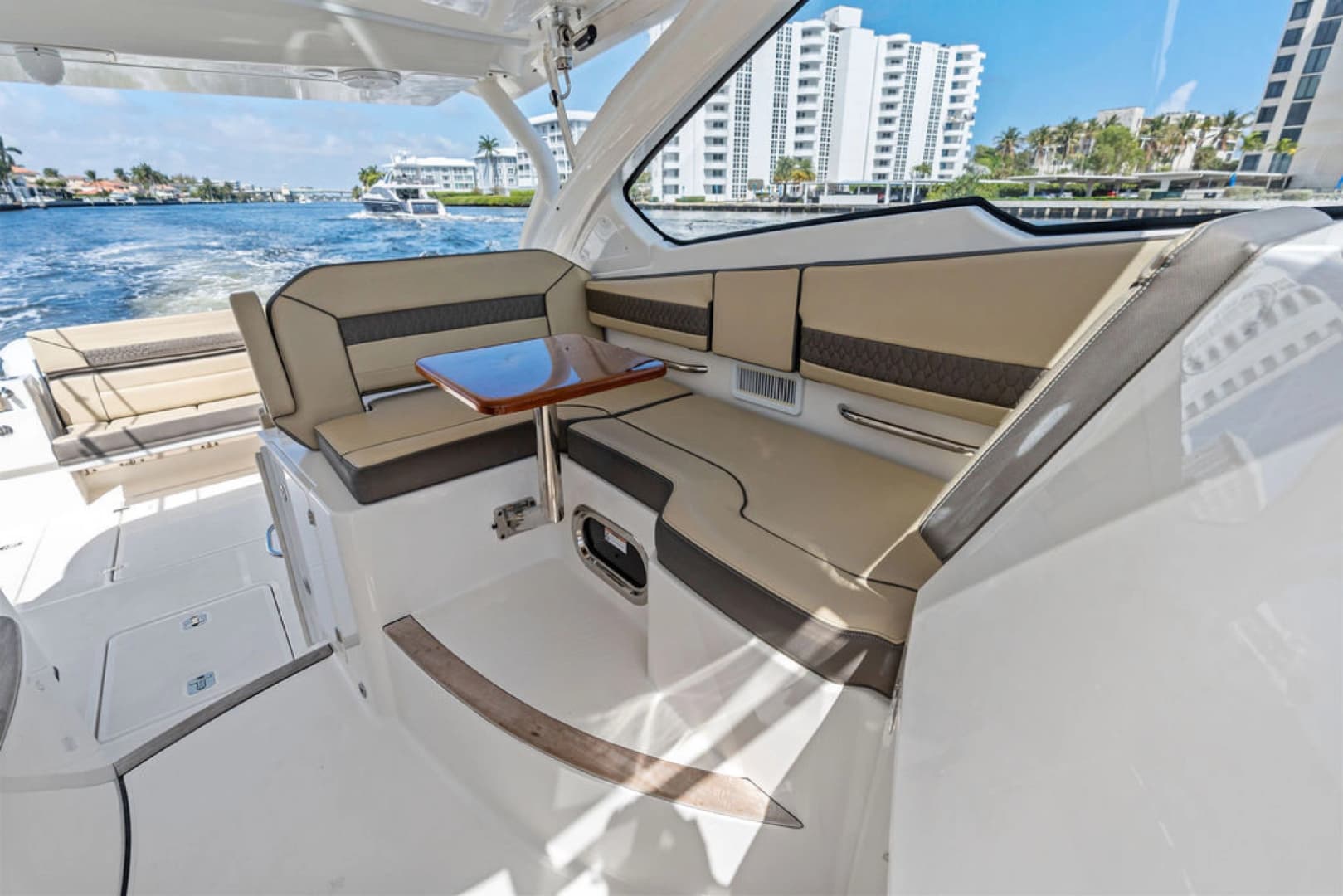 2019 Pursuit 365 DC
