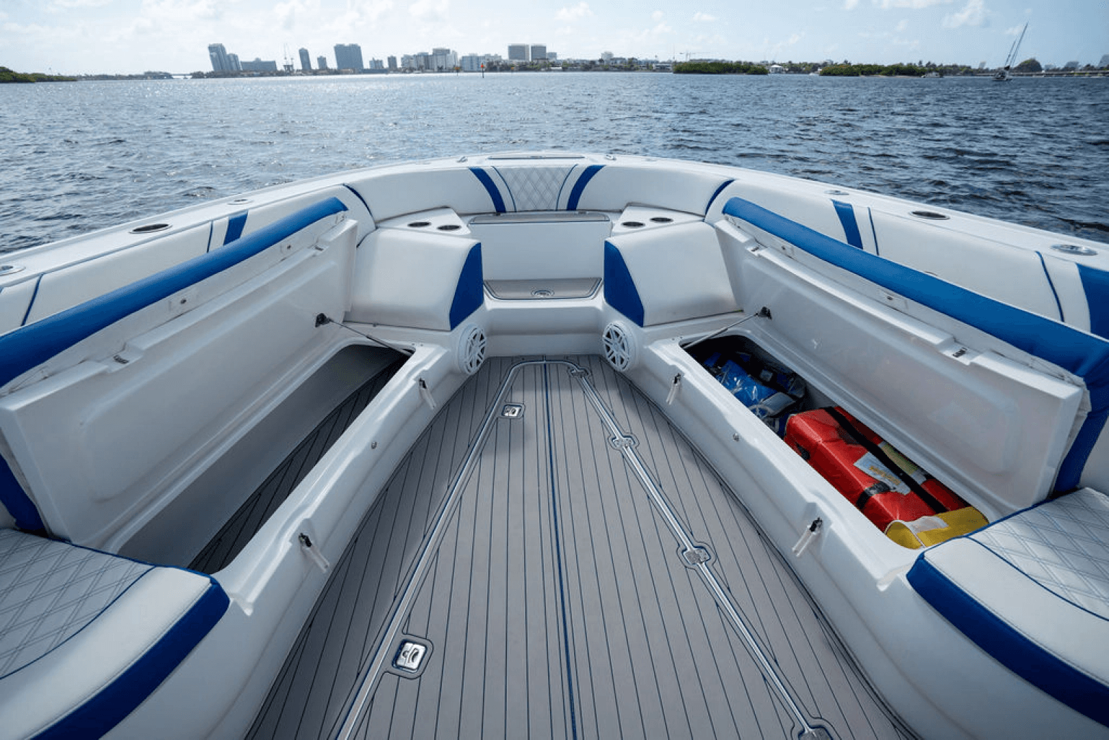 2019 Midnight Express 43