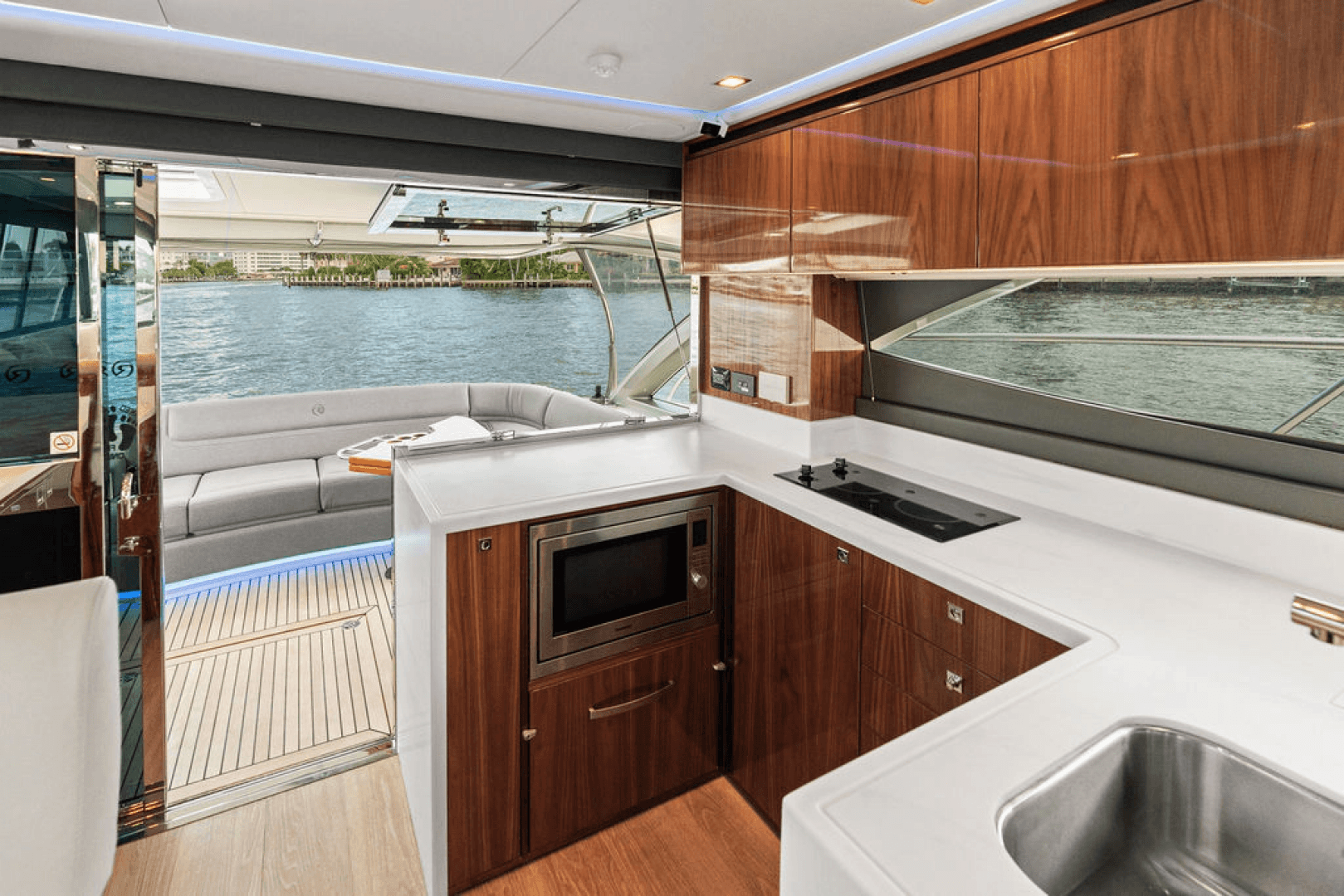 2026 Riviera 4600 Sport Yacht Platinum Edition