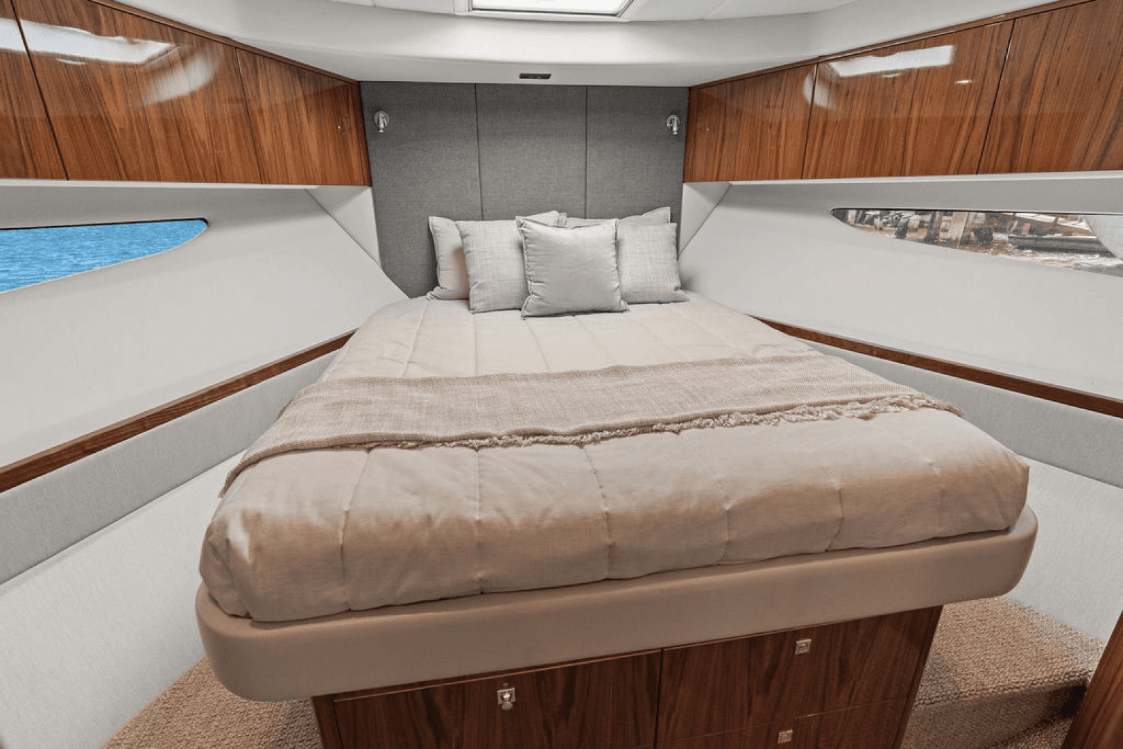 2026 Riviera 4600 Sport Yacht Platinum Edition