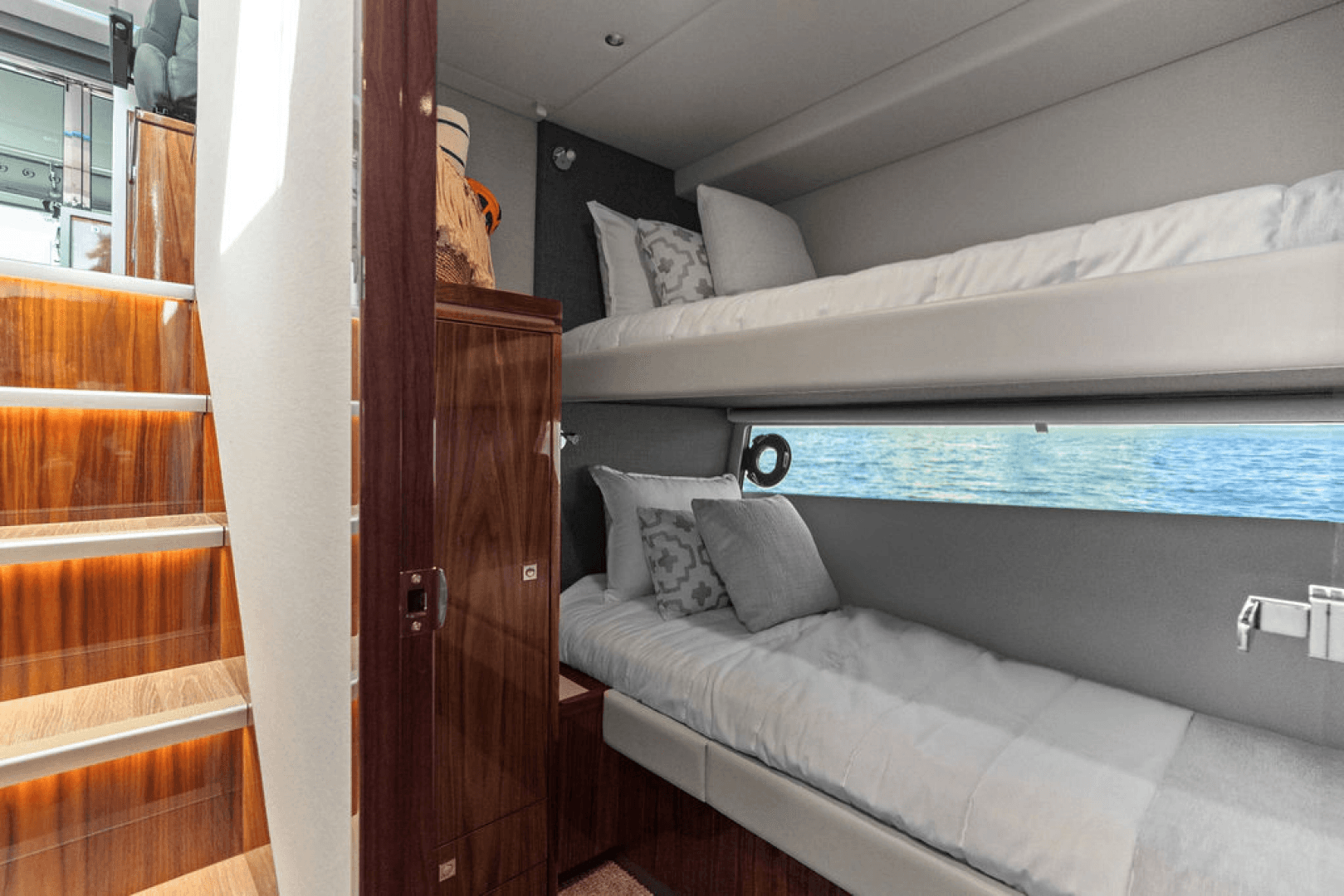 2026 Riviera 4600 Sport Yacht Platinum Edition
