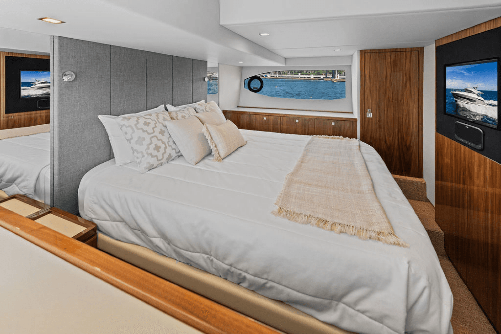 2026 Riviera 4600 Sport Yacht Platinum Edition