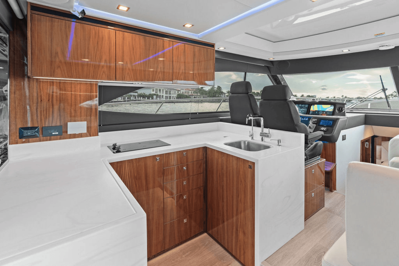 2026 Riviera 4600 Sport Yacht Platinum Edition