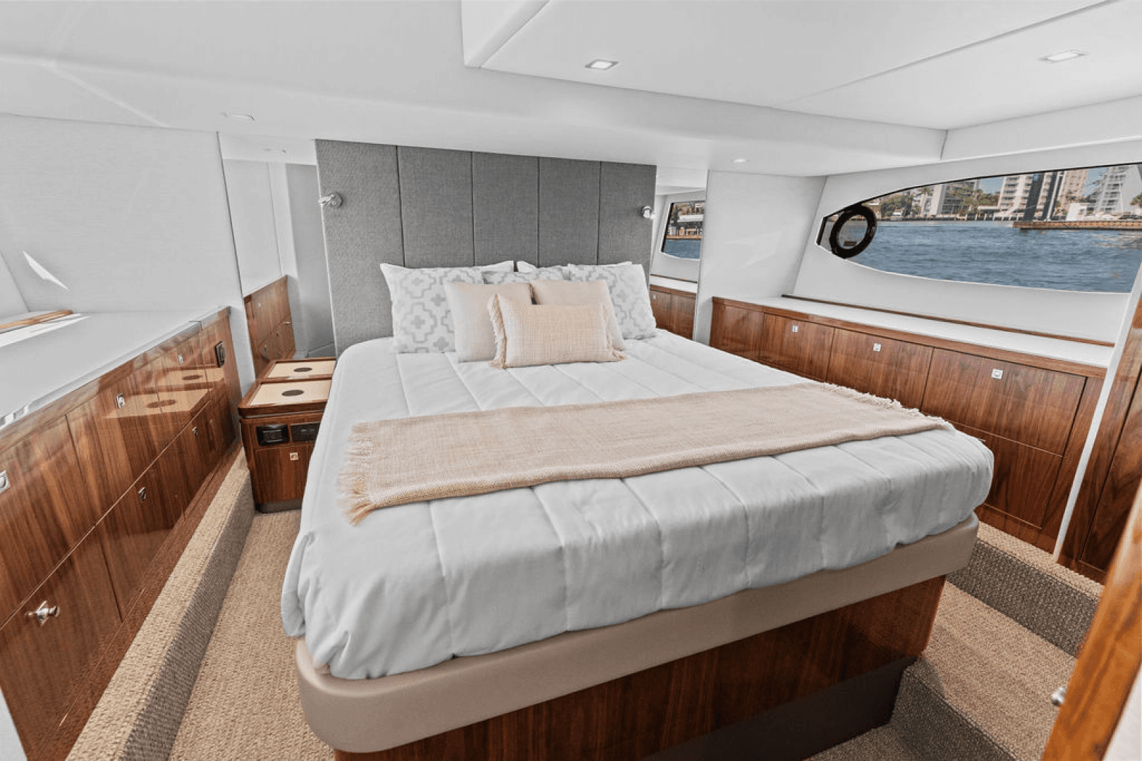 2026 Riviera 4600 Sport Yacht Platinum Edition
