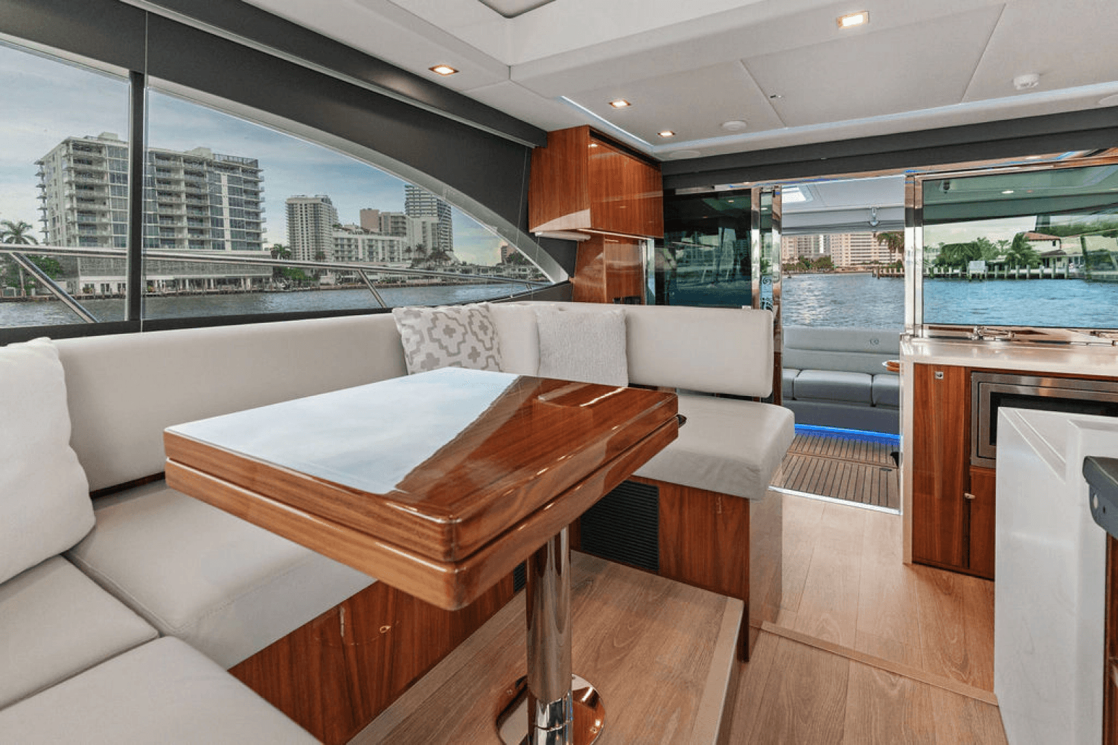 2026 Riviera 4600 Sport Yacht Platinum Edition
