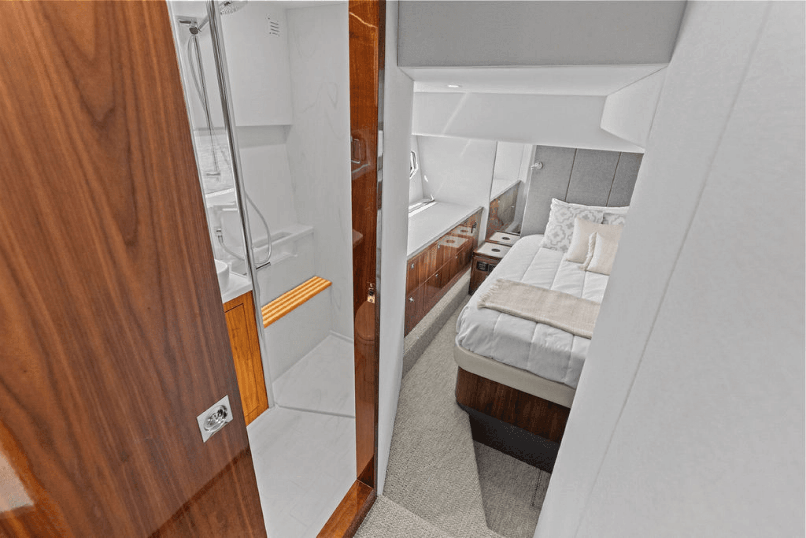 2026 Riviera 4600 Sport Yacht Platinum Edition