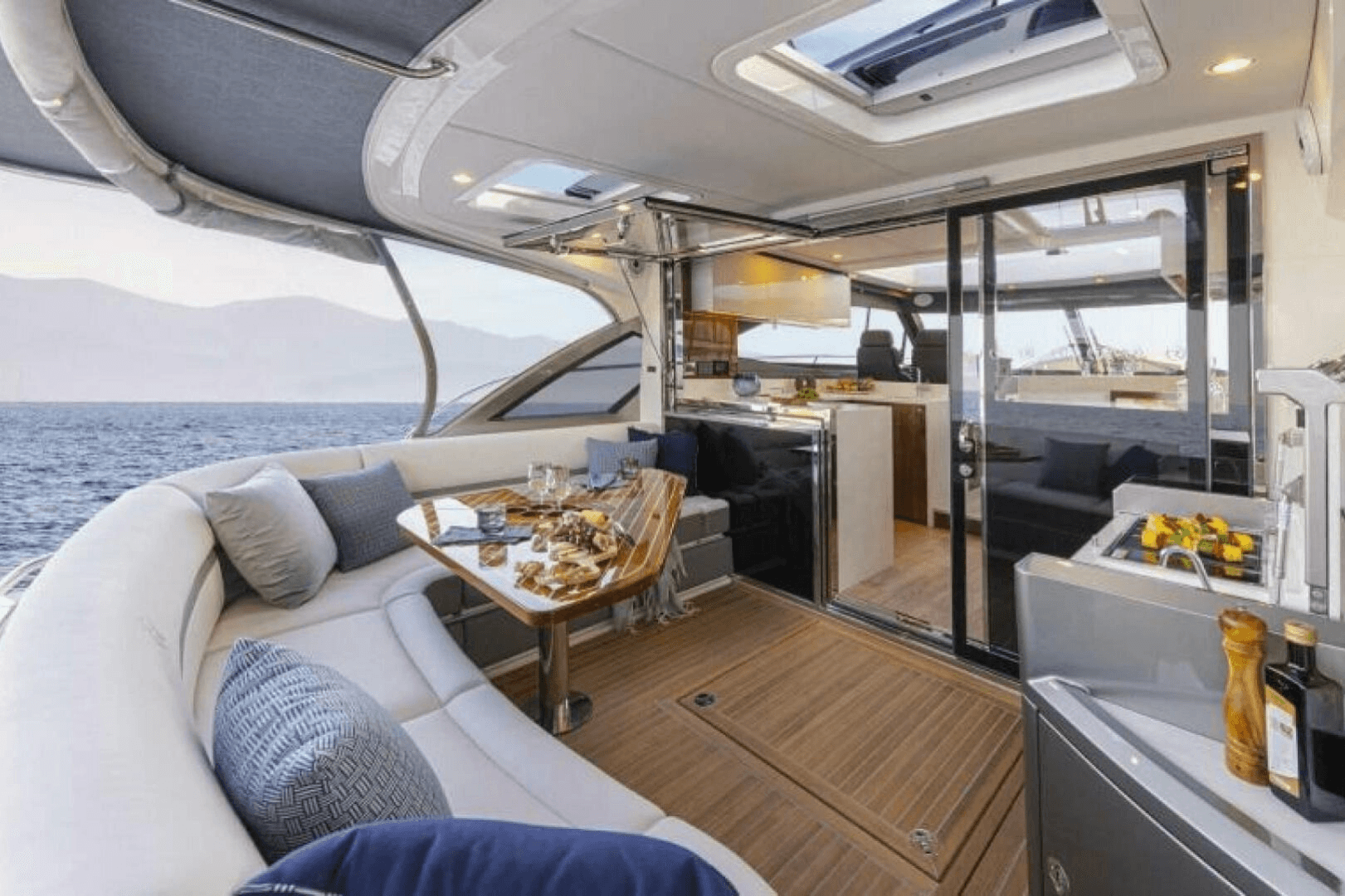 2026 Riviera 4600 Sport Yacht Platinum Edition