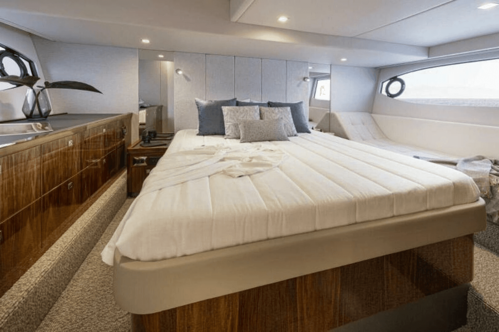 2026 Riviera 4600 Sport Yacht Platinum Edition