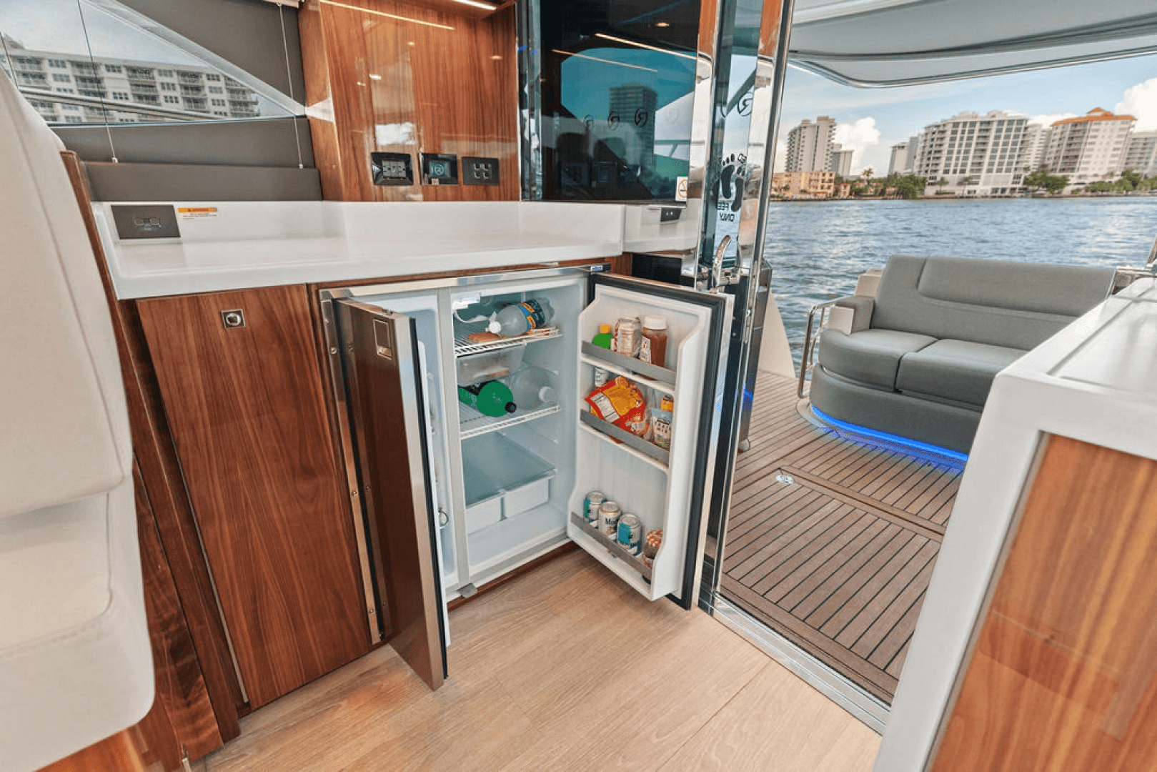 2026 Riviera 4600 Sport Yacht Platinum Edition