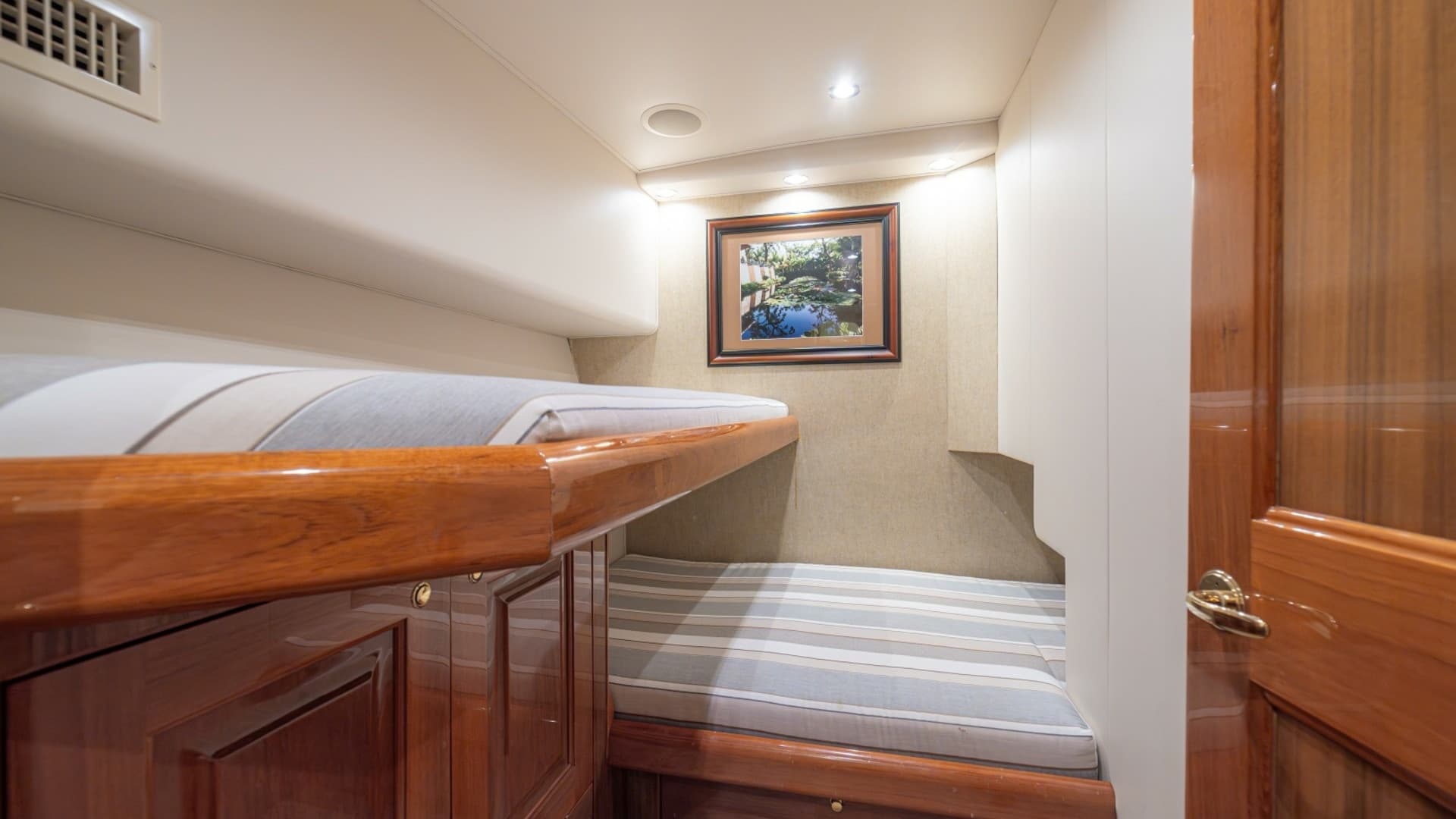 Cozy Guest Bunk Cabin