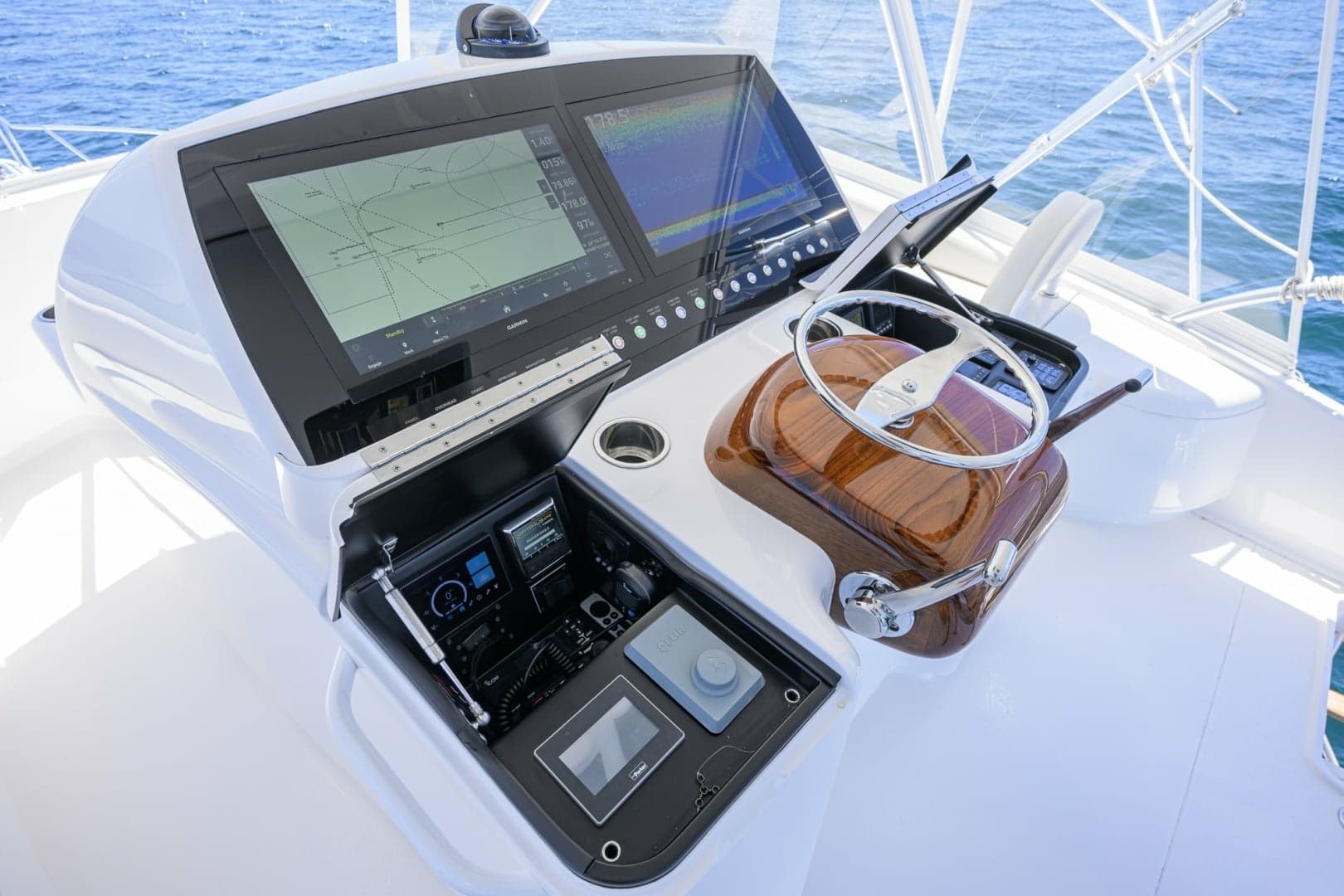 Viking 54 - Dog House - Flybridge - Flybridge, Helm Electronics