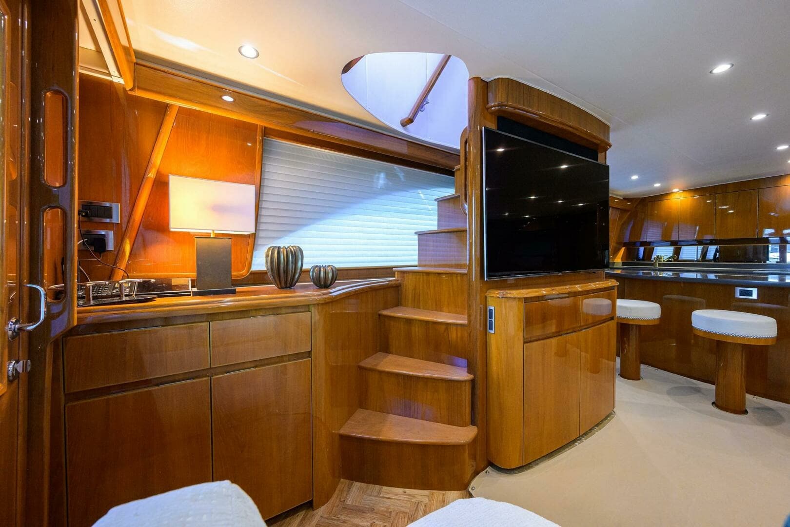 Salon Seating & Stairs to Flybridge