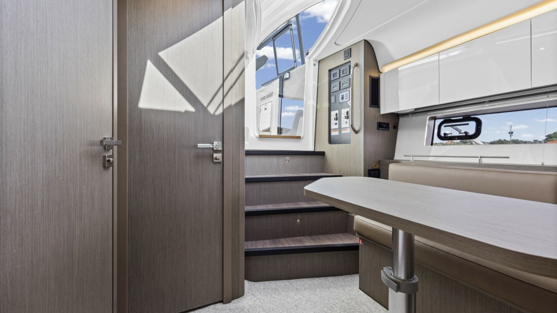 2022 Beneteau 41 Grand Turismo War Downs Eagle Dinette (3)