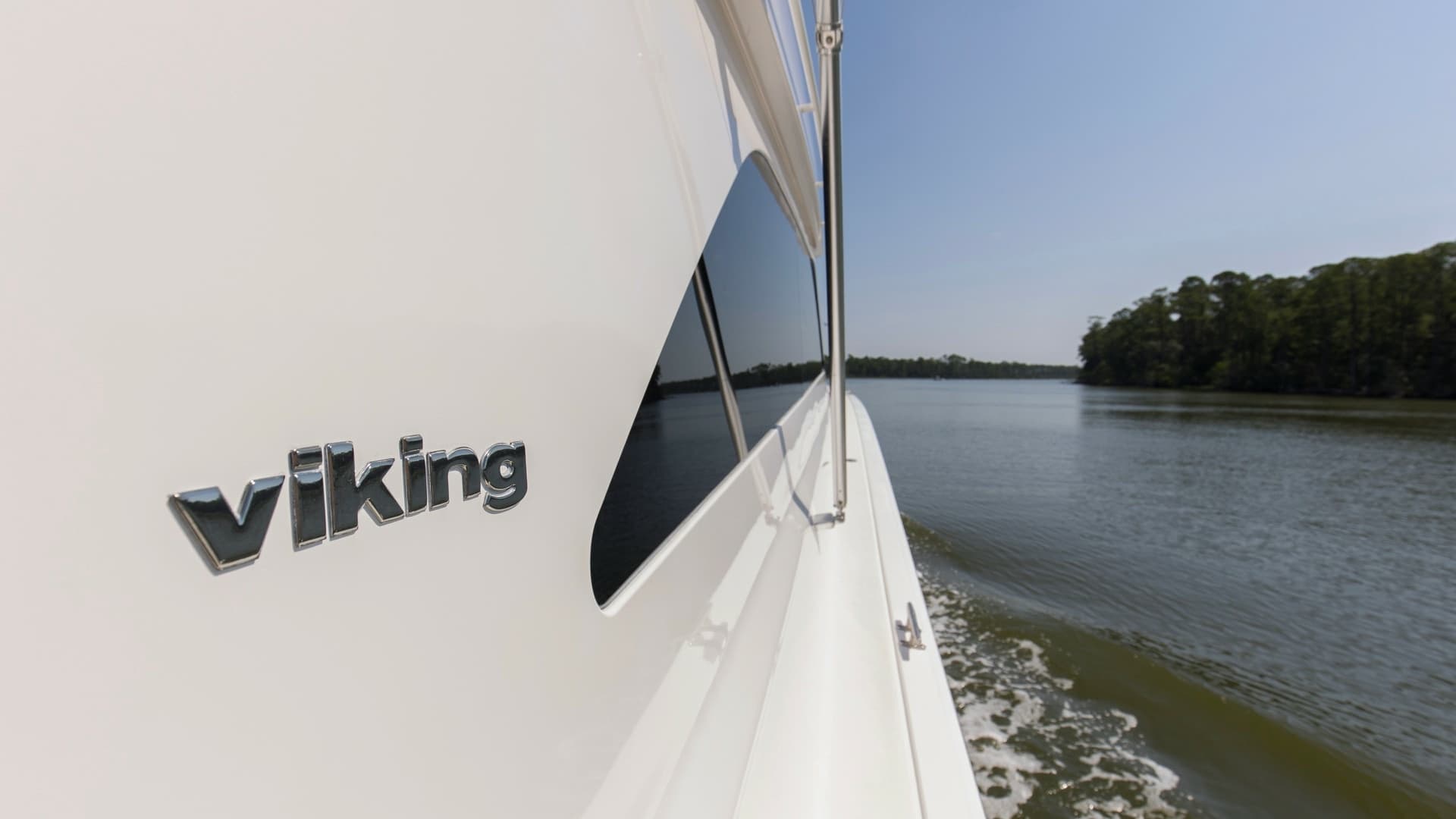 2005 61 Viking Enclosed Bridge Kelkat Forward Bow