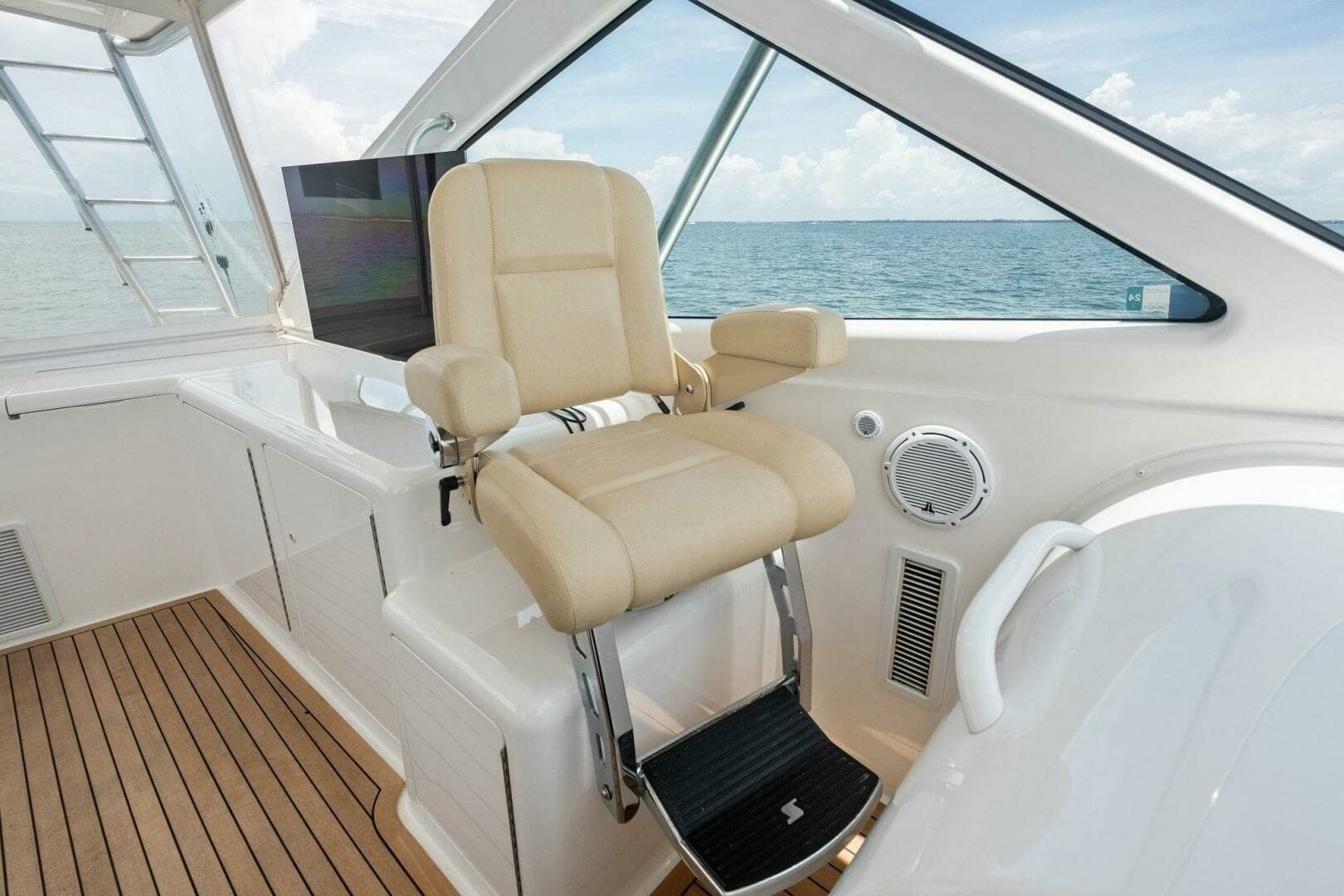 2015 Viking 52 Open "Terrabbean" - Helm