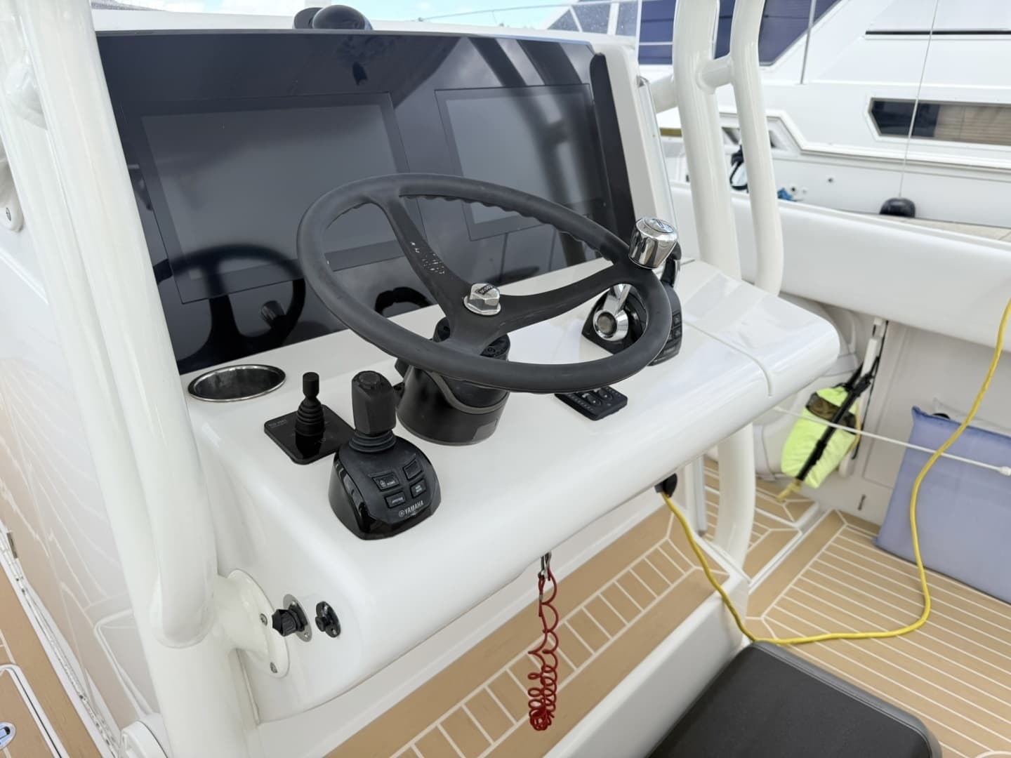 Jupiter 38 - PLAYPEN - Helm