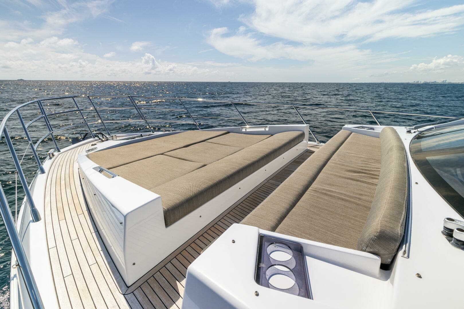 Azimut 60 - Azure - Bow