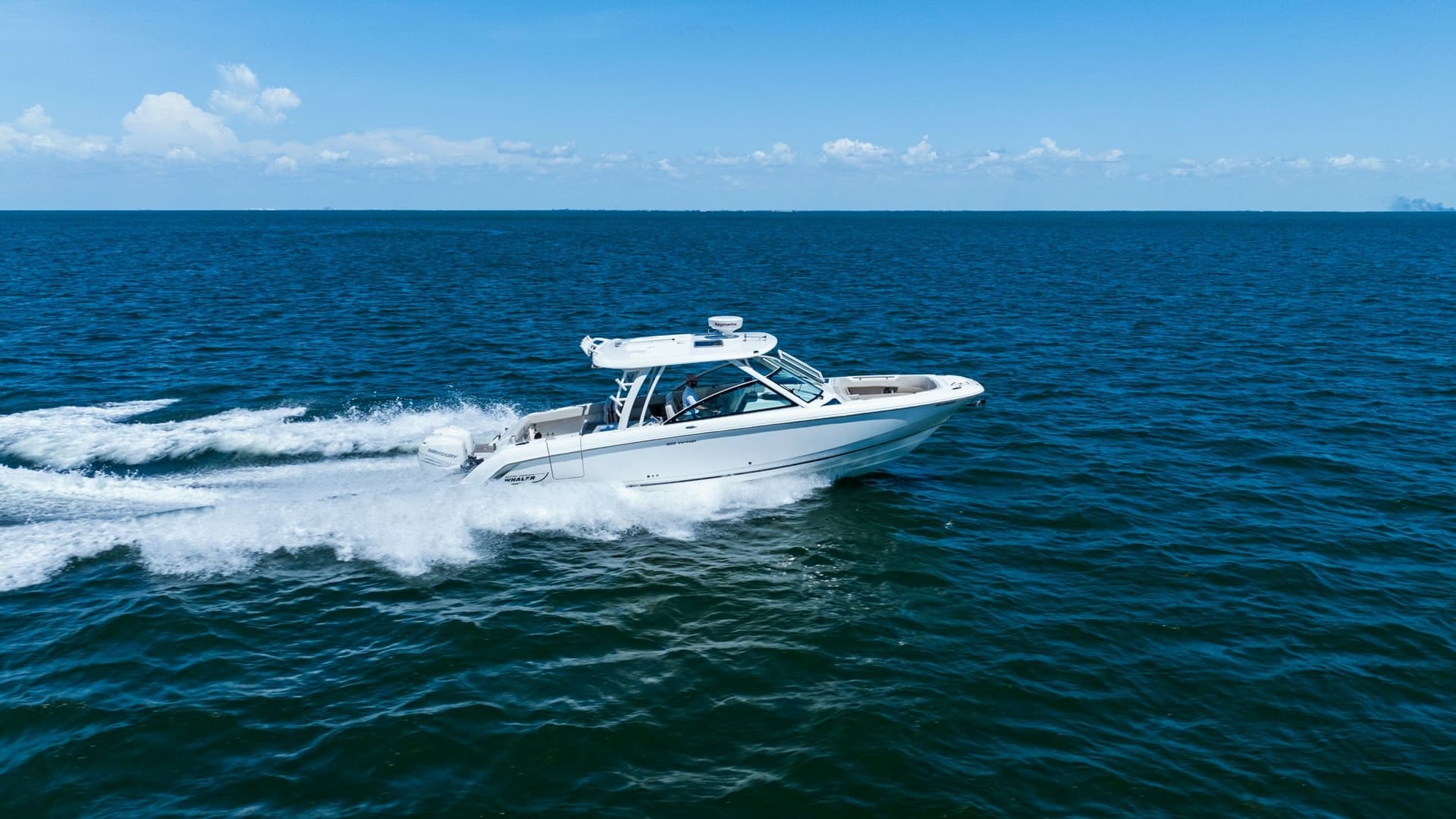Boston Whaler 320 Vantage in Motion