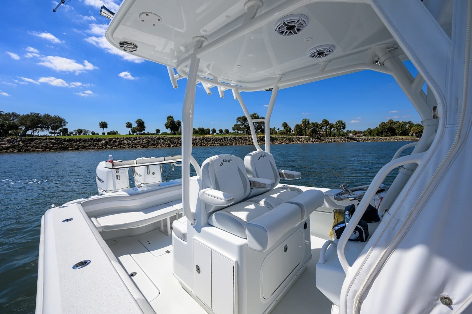 Yellowfin 34 - Helm Seating