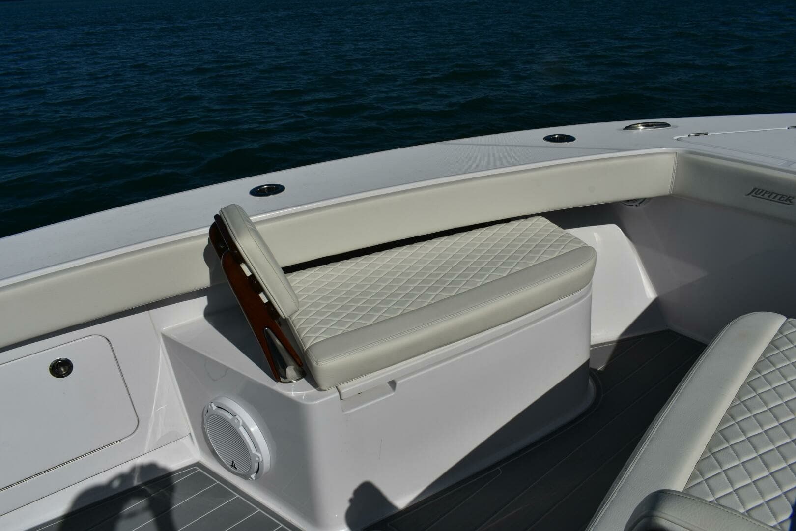 2025 32 - FULL CIRCLE - Bow Seating