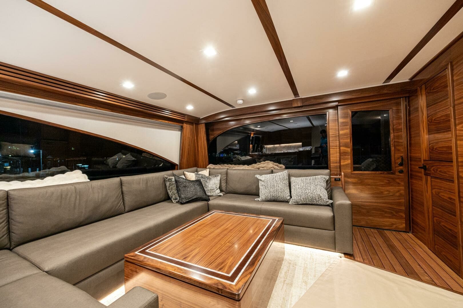 2025 82 Viking Convertible Boujie Salon (2)