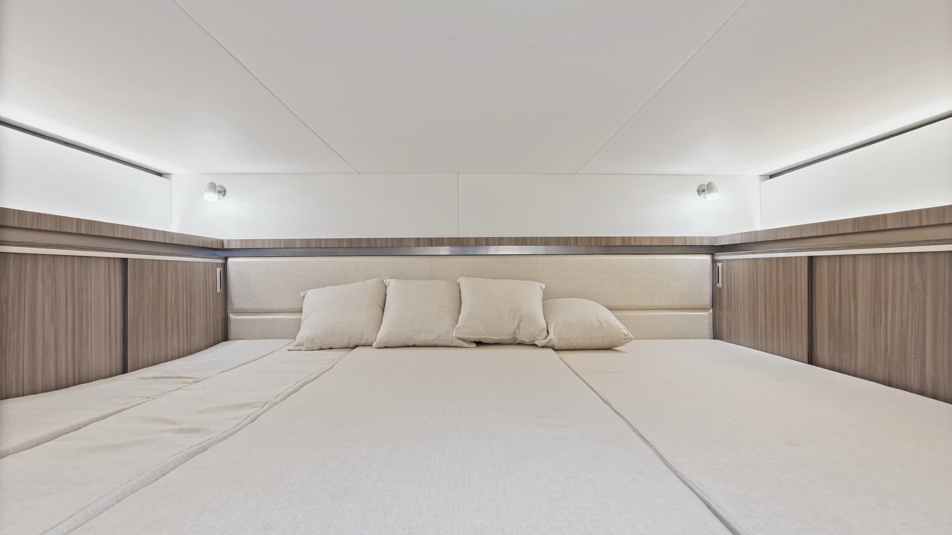 2022 32 Sea Ray 320 Sundancer OB Raya Sunshine Cabin (1)