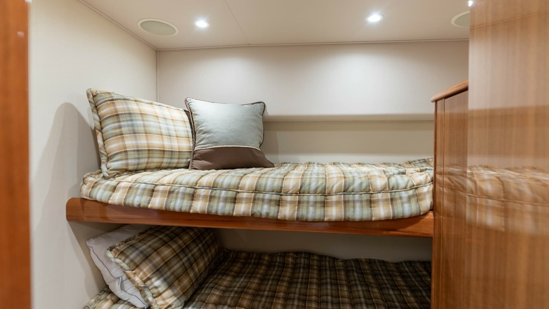 Cozy Twin Cabin with Bunks