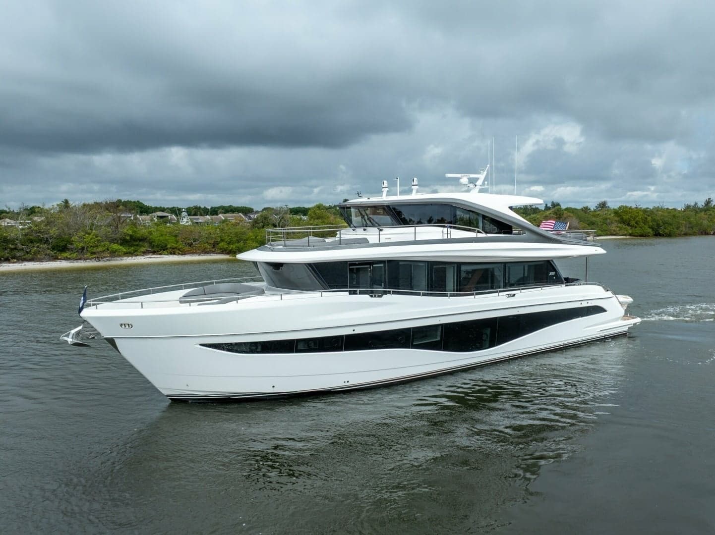 Princess 80 LANIKAI - Port Bow Profile