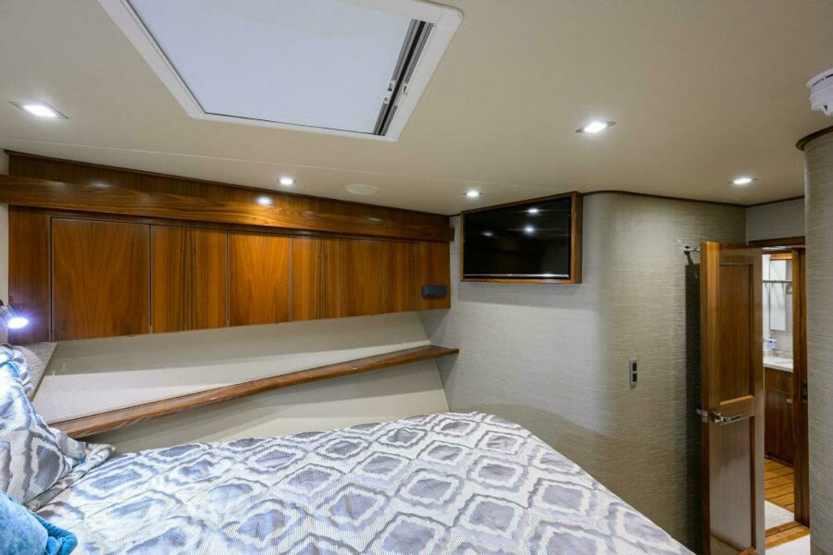 Viking 80 - LAMPLIGHTER - Forward Stateroom