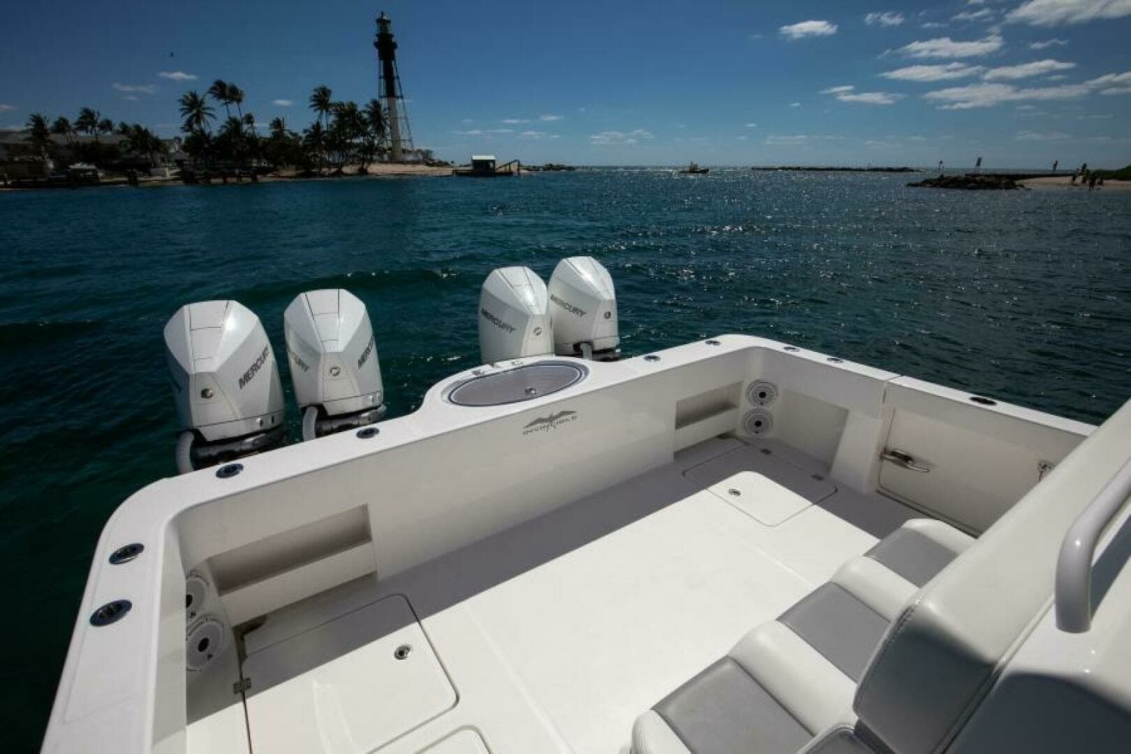 Invincible 35 Emanon - Exterior Cockpit
