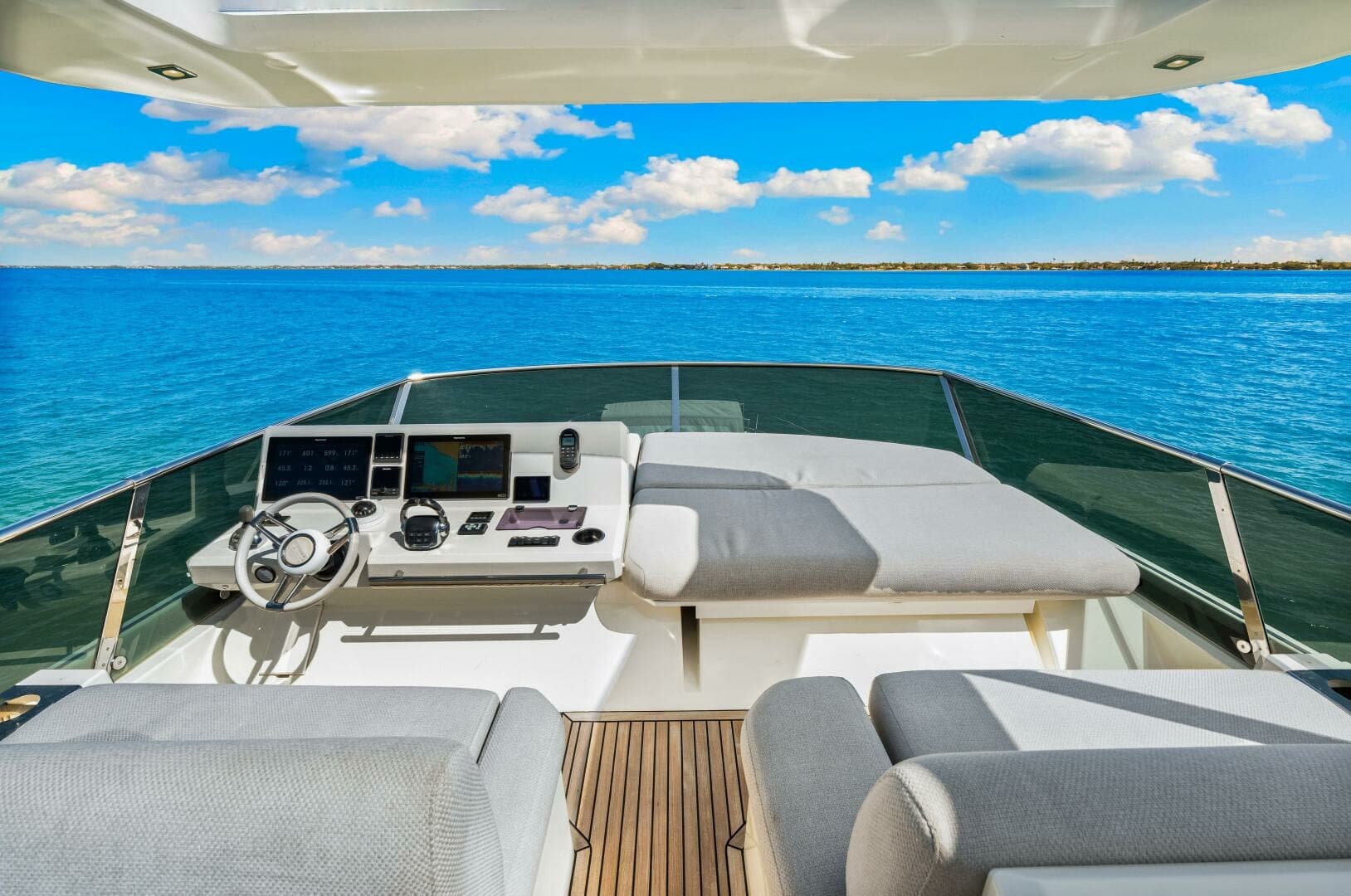 2019 Prestige 630 Flybridge - Flybridge Helm