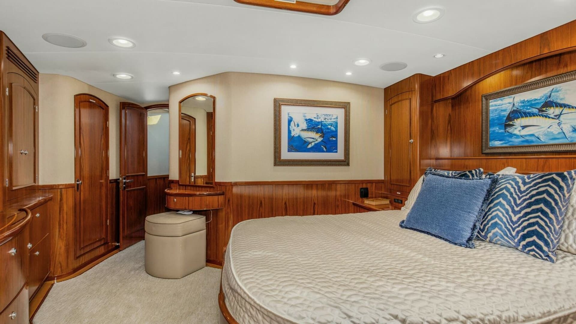 20_2827464_2005_76_whiticar_enclosed_bridge_badonkadonk_master_stateroom_3