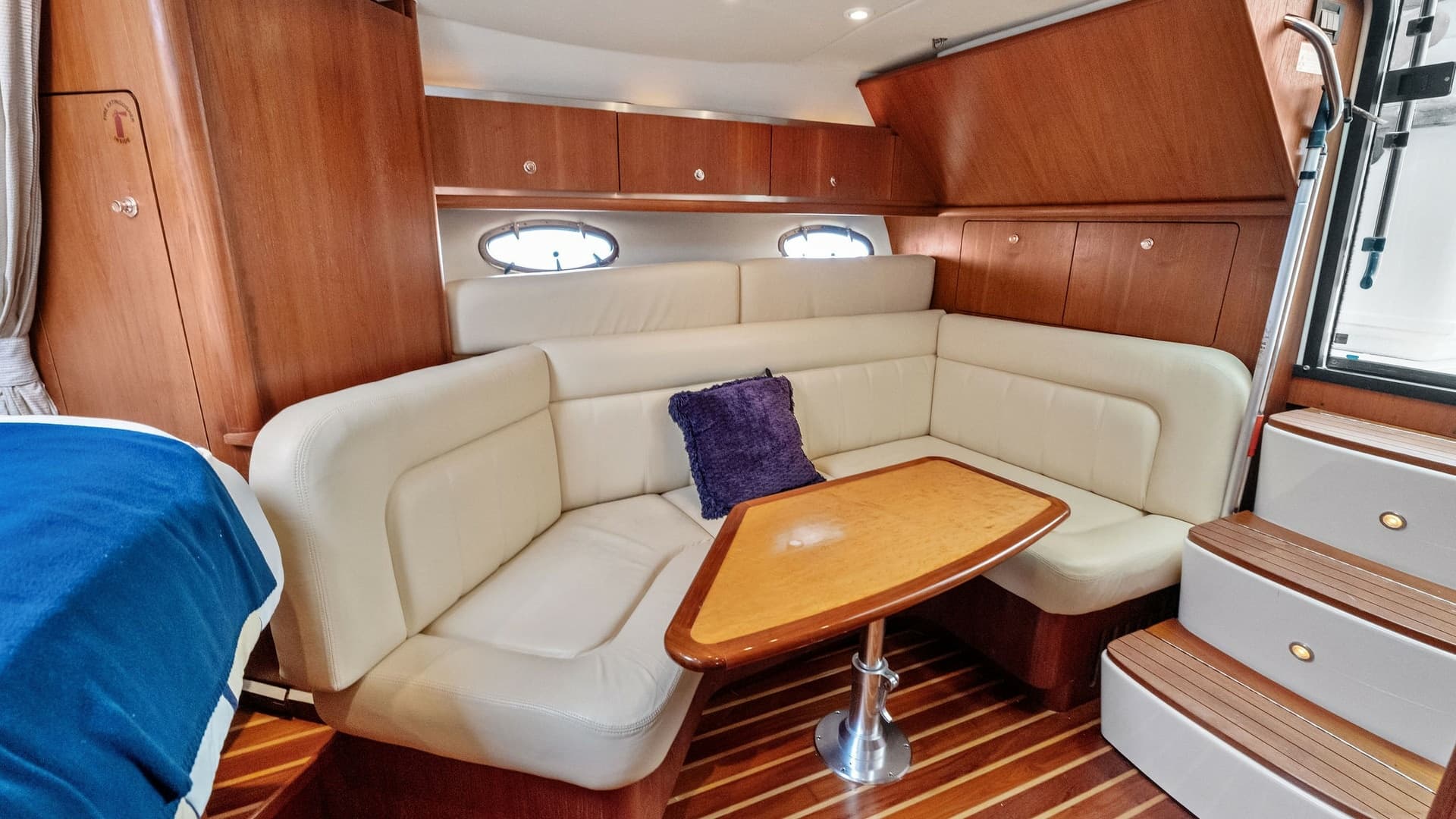 Salon with L-Shaped Seating
