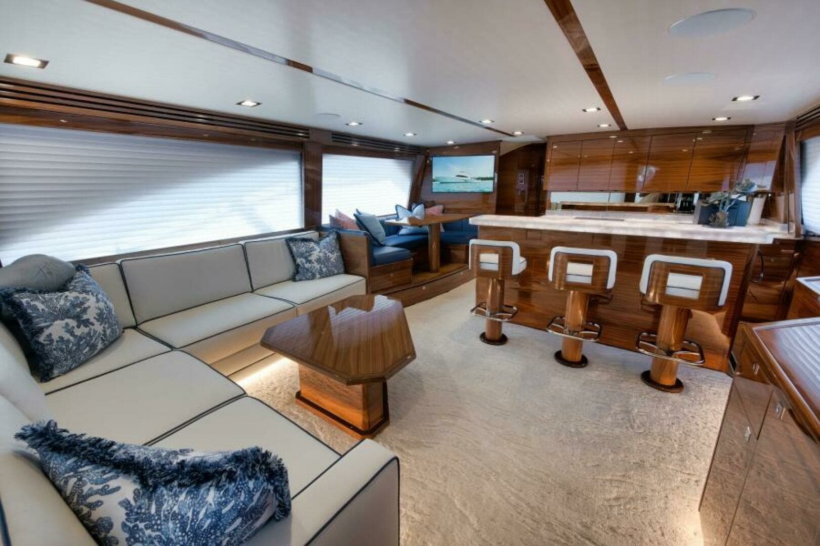 2024 Viking 68 Convertible- GYS TRADE- Salon