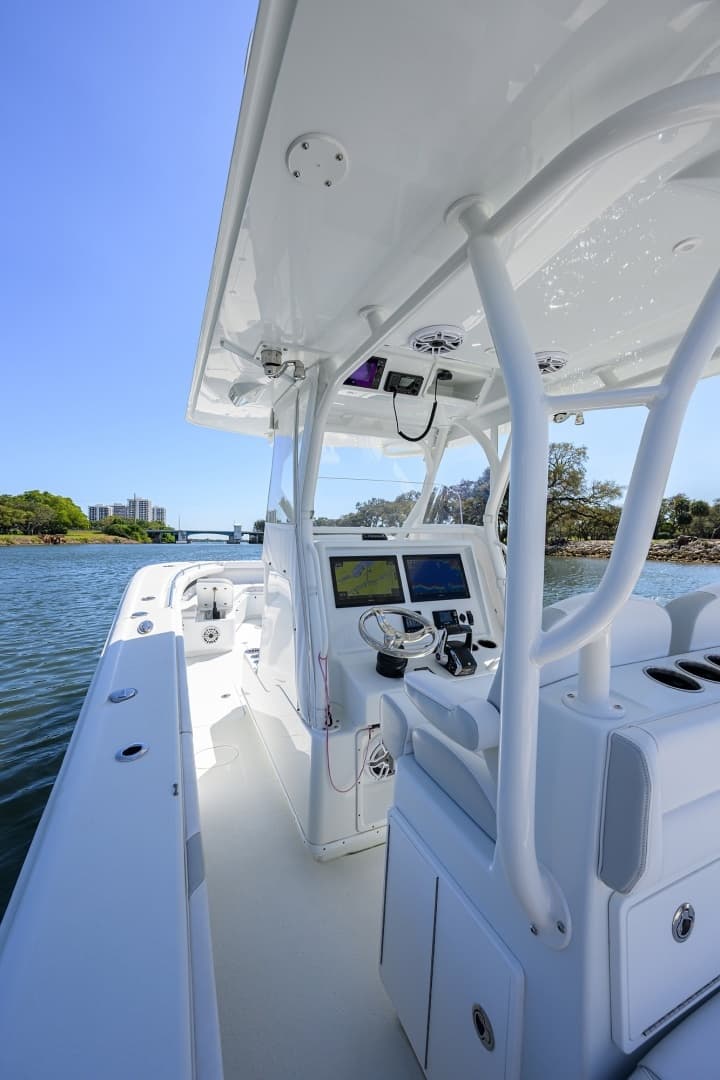 Yellowfin 34 - Helm