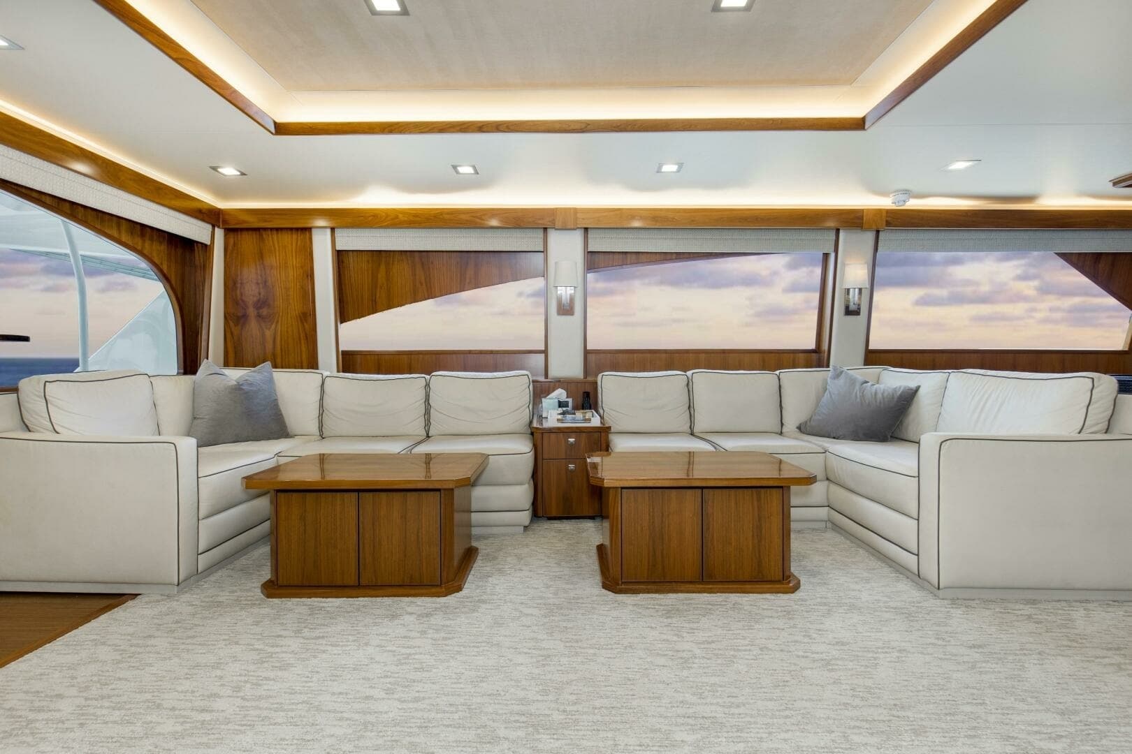 2016 92 Viking Enclosed Bridge Touche Salon (3)